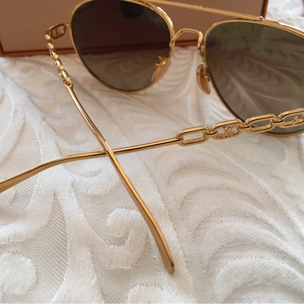 Louis Vuitton Authentic PilotGold Frame Brown Lens Sunglasses with Chain Temples - Picture 16 of 16